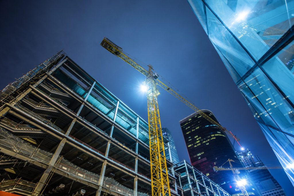 Đèn pha LED tăng năng suất và an toàn tại các công trường xây dựng