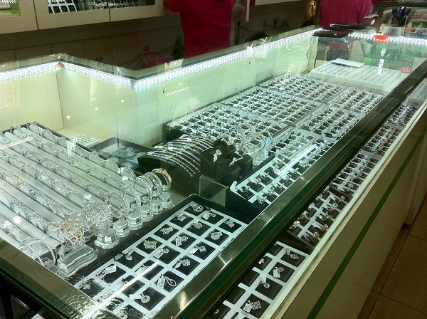 Những điều cần lưu ý về lắp đặt đèn led cho cửa hàng trang sức