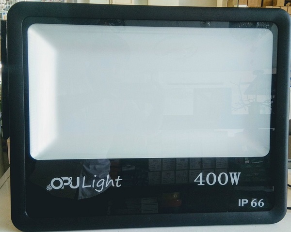 So sánh đèn LED Floodlight với đèn LED Spotlight OPU Light