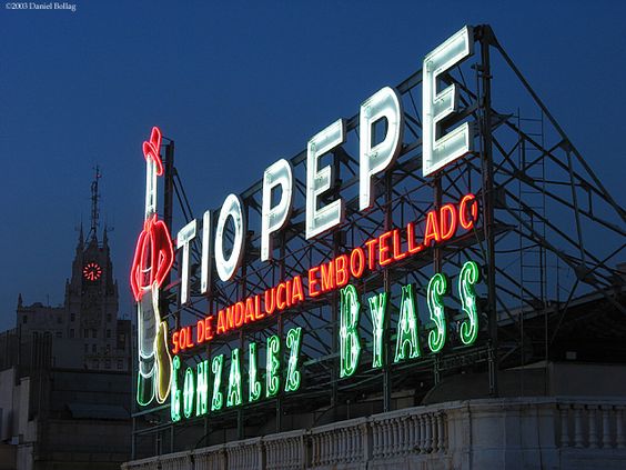 Tuyệt chiêu thiết kế biển quảng cáo ngoài trời với đèn pha LED