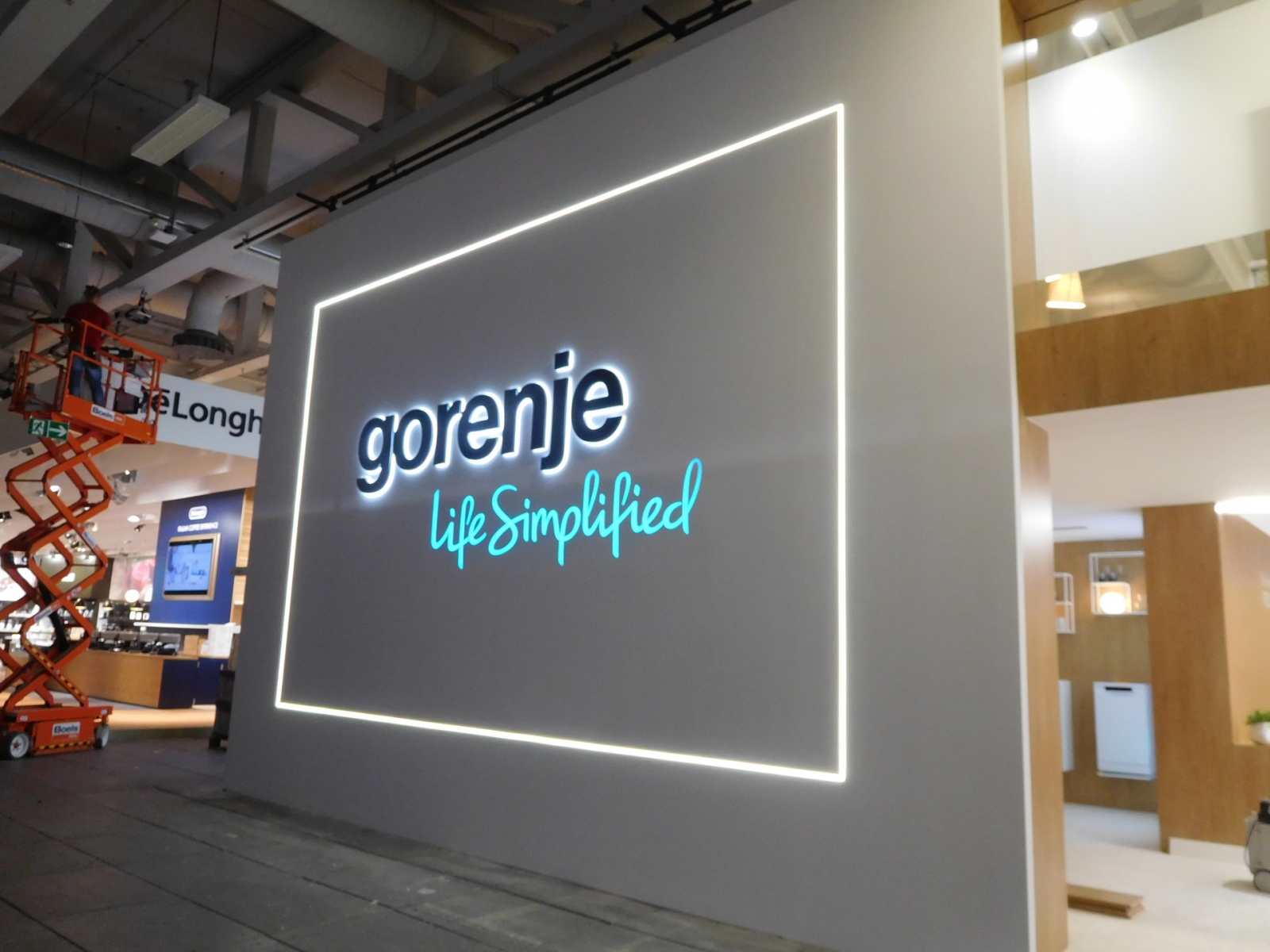 Tuyệt chiêu thiết kế biển quảng cáo ngoài trời với đèn pha LED