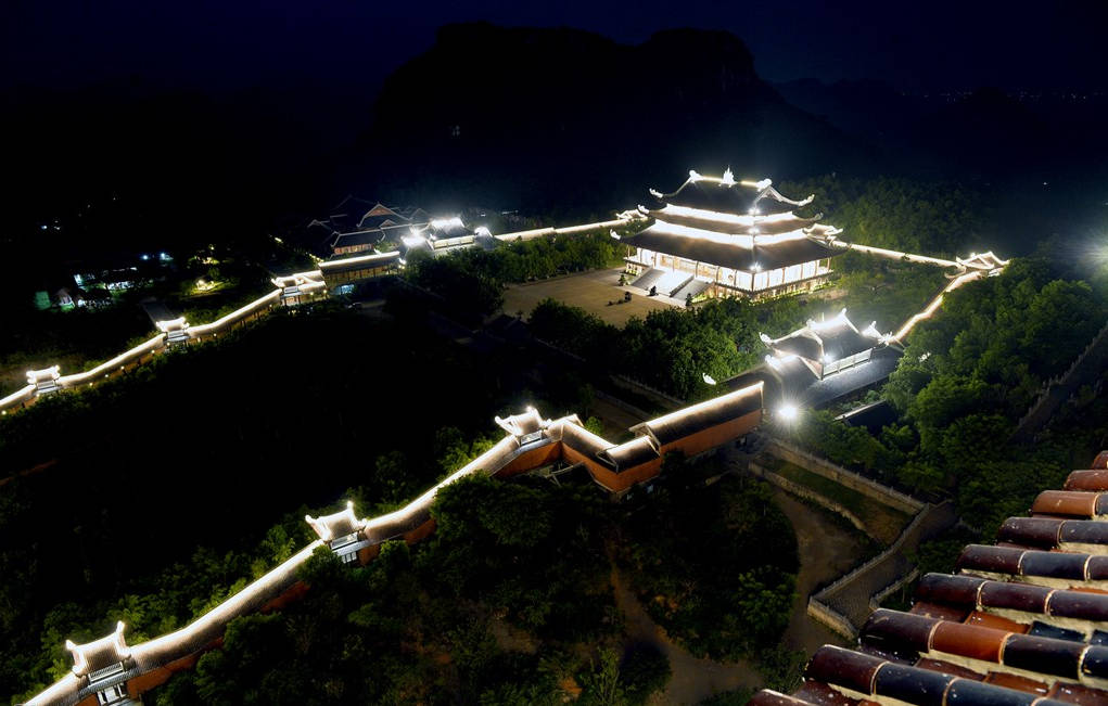 Đèn osram từ HBG-nguồn sáng tráng lệ cho ngôi chùa Bái Đính.