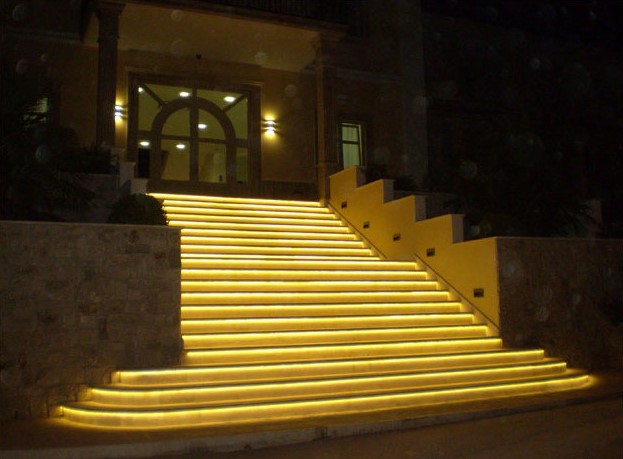 Thiết kế ánh sáng cho cầu thang với đèn led opple