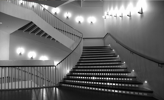 Thiết kế ánh sáng cho cầu thang với đèn LED Opple