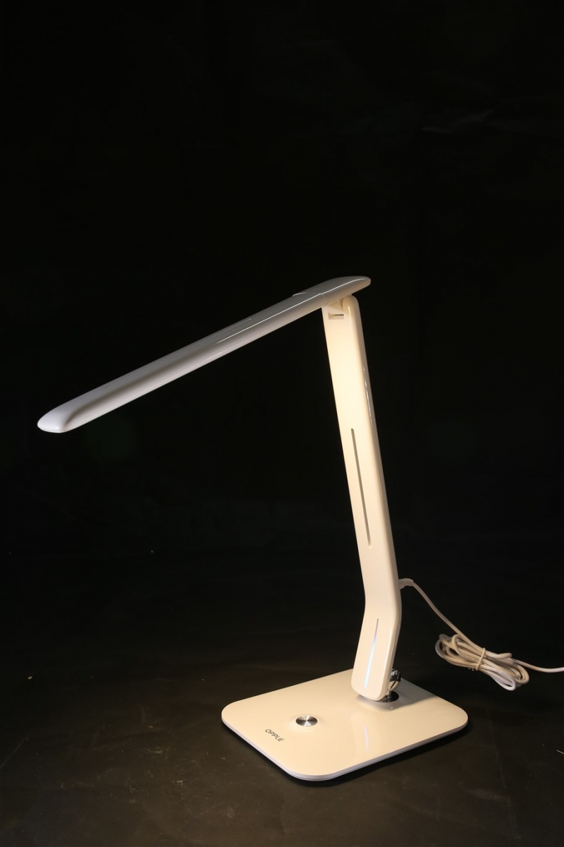 Chống cận thị cùng đèn LED bàn Opple