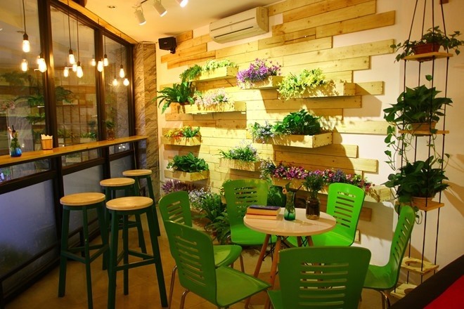 Trang tri quán cafe với đèn dọi ray Opple